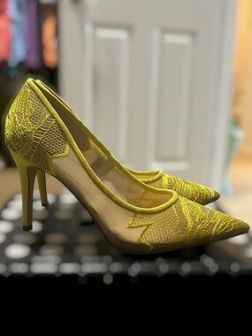 Jessica Simpson Yellow Lace High Heel Pointed Toe Shoe
